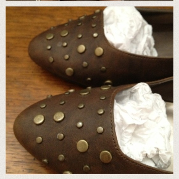 Brown flat shoes with gold studs - Picture 1 of 2