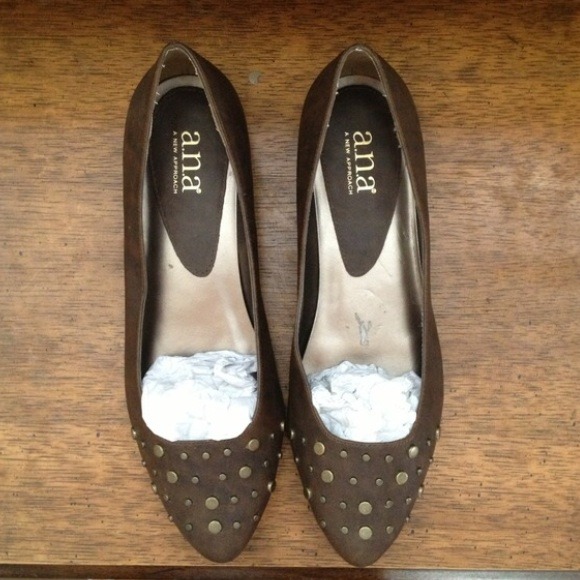 Brown flat shoes with gold studs - Picture 2 of 2