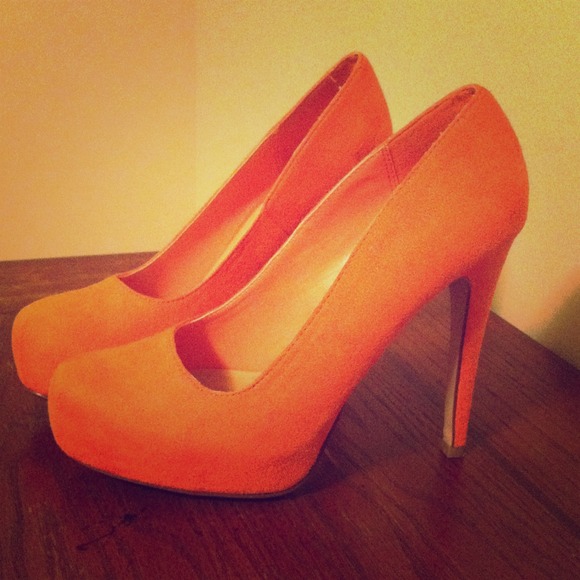 Orange heels great for fall 🍃🍁🍂