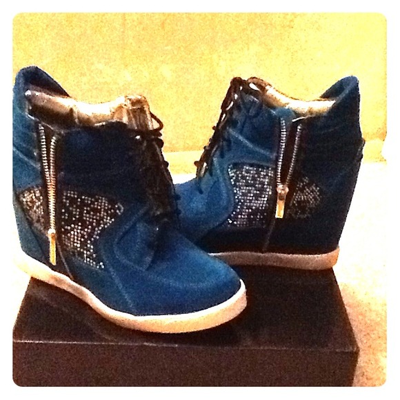 Trendy suede sneaker wedge