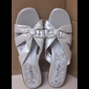 💰White Stag Silver Colored Sandals💰