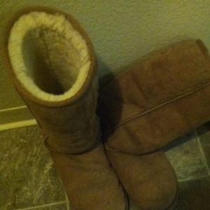 Authentic used size 7 chestnut brown UGGs (tall)