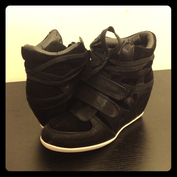 🚫SOLD🚫 NWOT Glaze Black Sneaker Booties Size 9