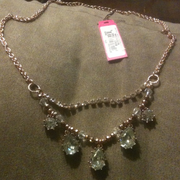 Hold Betsey Johnson gold tear drops gem necklace