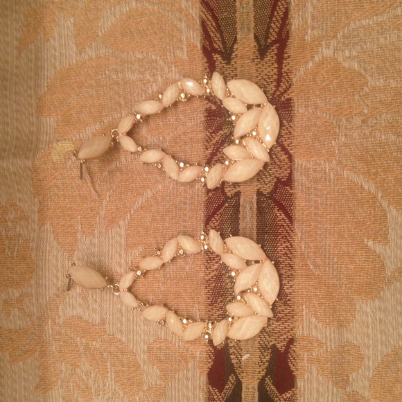 Beautiful earring! - Picture 2 of 3