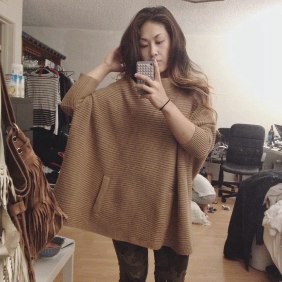 ❌📦 SOLD -- H&M Oversized Tan Poncho Sweater Knit - Picture 2 of 3