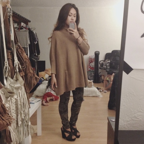 ❌📦 SOLD -- H&M Oversized Tan Poncho Sweater Knit - Picture 3 of 3