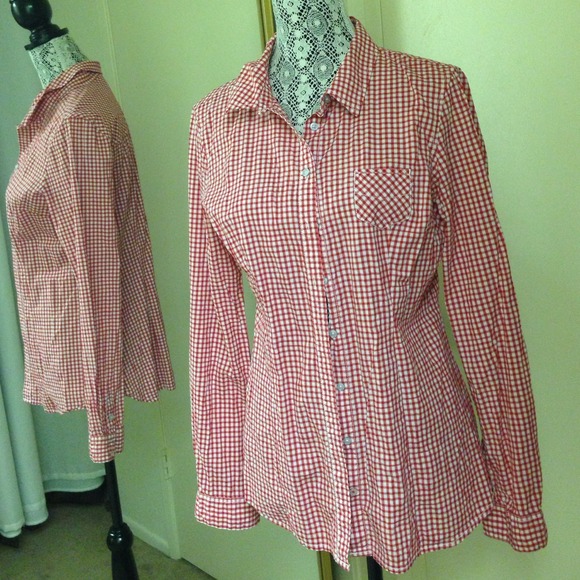 🚫SOLD🚫 Guess Long Sleeves Button Down Top