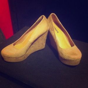 Super cute soda wedges! Worn once for a wedding!