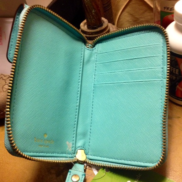 💢SOLD💢Kate Spade Newbury iphone wallet/wristlet