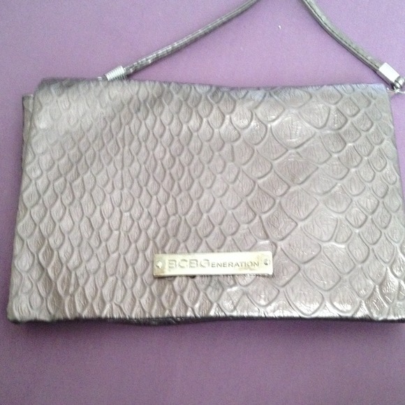 🔥🔥JUST REDUCED🔥🔥BCBG silver cross body bag.