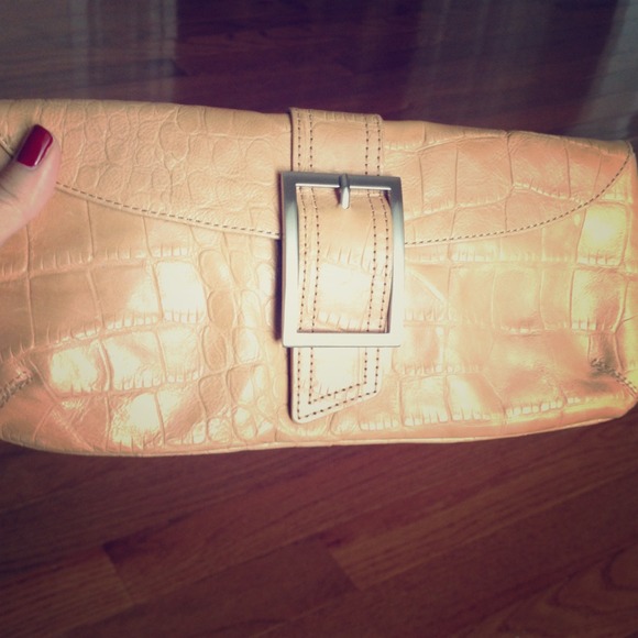 🔥JUST REDUCED🔥Cute Kenneth Cole tan clutch.