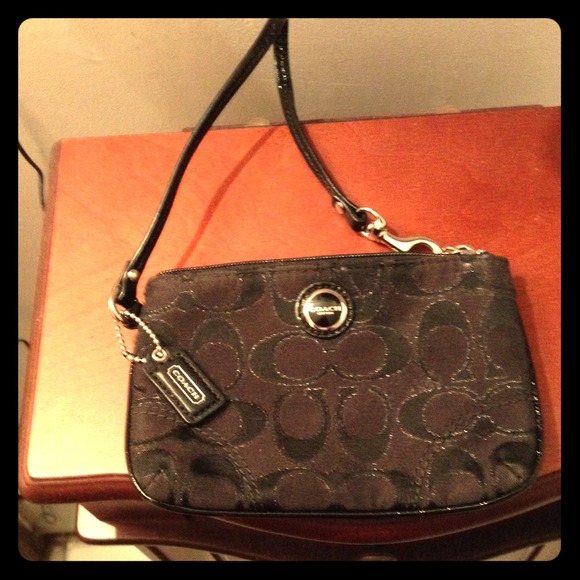 Hold for @oyuki76. Authentic black coach wristlet