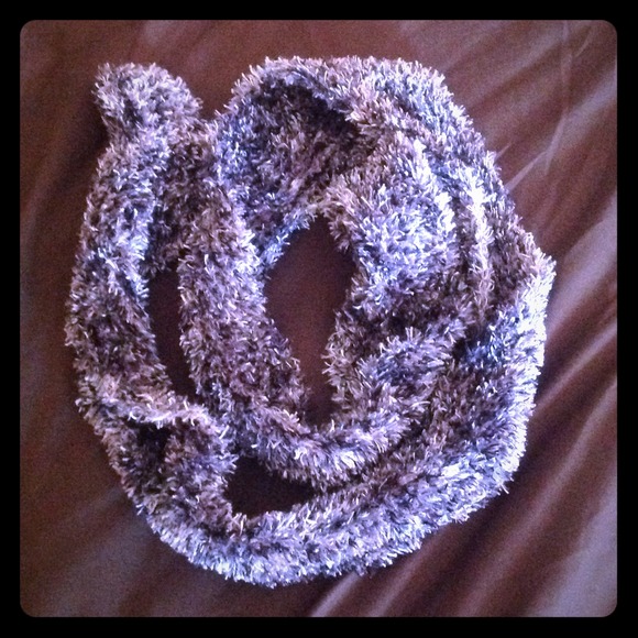 Warm Winter Scarf - Picture 1 of 4
