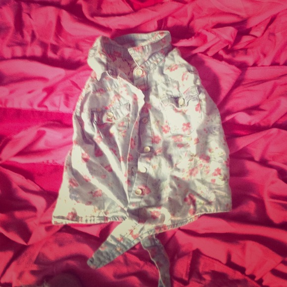 Super cute lace back floral button up shirt