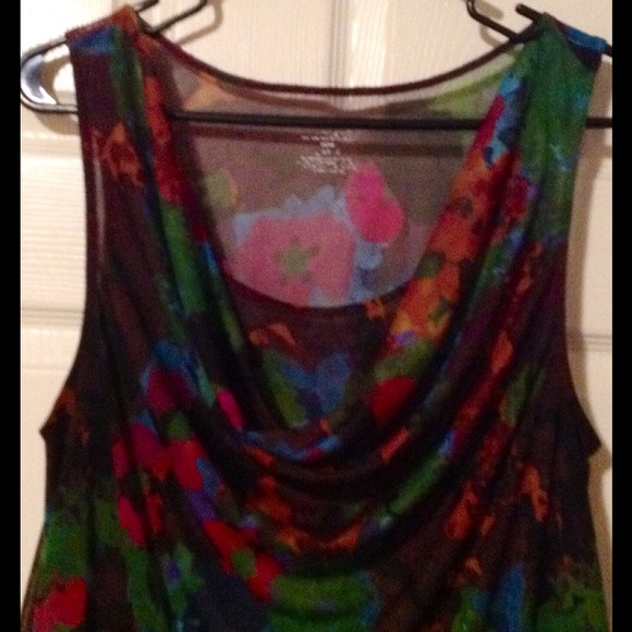 SOLD in BUNDLE Sleeveless Floral Top - Picture 2 of 2