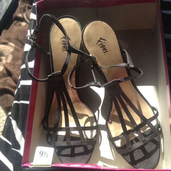 *SOLD* Price cut** Fancy, classy black satin heels