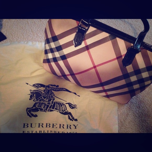 Burberry Authentic Purse🎉