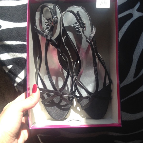 *SOLD* Price cut** Fancy, cute satin heels