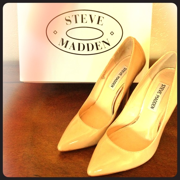 Nude Steve Madden pumps