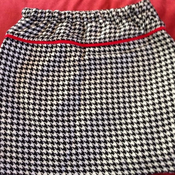 Houndstooth skirt with red piping - Picture 2 of 3