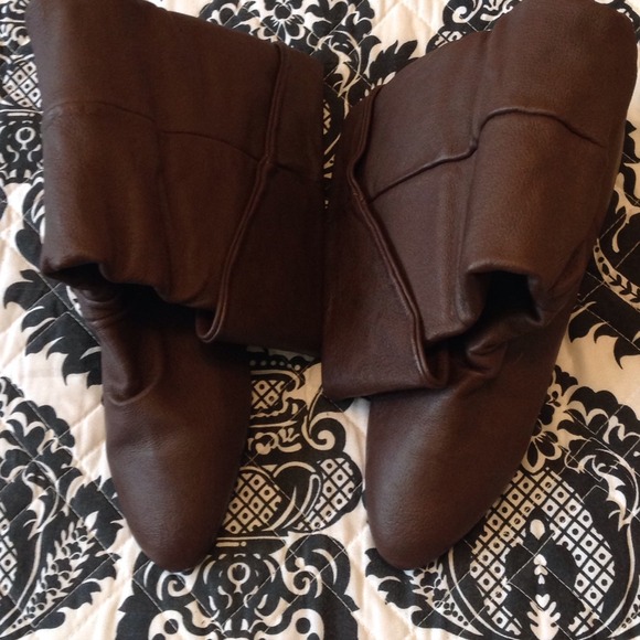 SOLD !!!Brown Peter Pan style boots!!