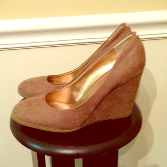 ⚡️Flash Sale⚡️ BCBG Wedges