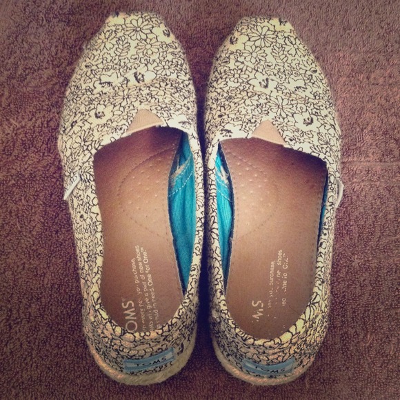 Floral Burlap Toms