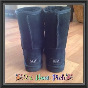 ✨2x HOST PICK✨ Black short Uggs (price is firm)