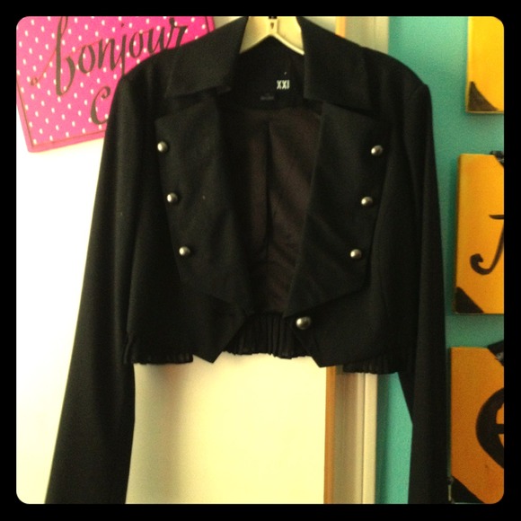 Adorable cropped blazer