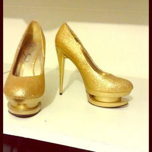 ♡♡ HOST PICK♡♡ gold pumps