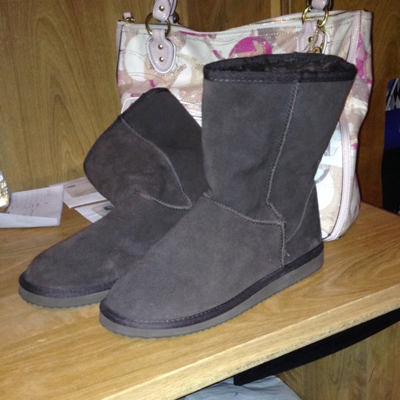 🚫sold in bundle! Brown boots with fur :)