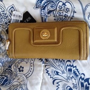Marc Jacobs turnlock wallet