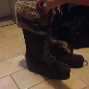 Brown furry report boots with inside zipper