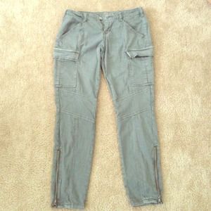 🚫SOLD 🚫Distressed Olive Jeans