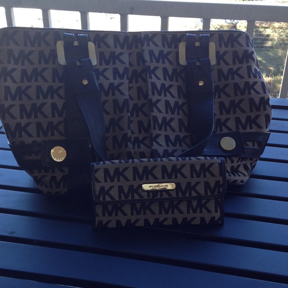 Micheal Kors signature tote with matching wallet
