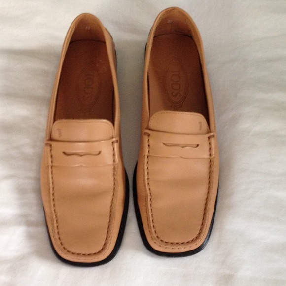 Tod's size 10 beige driving loafers