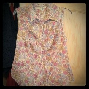 Sleeveless button up top