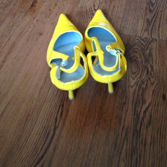 Yellow heels - Picture 3 of 3