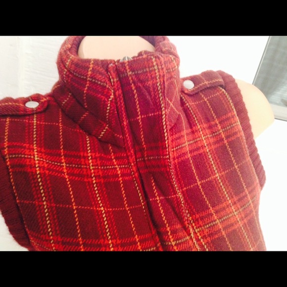 Vest never worn - Picture 2 of 3