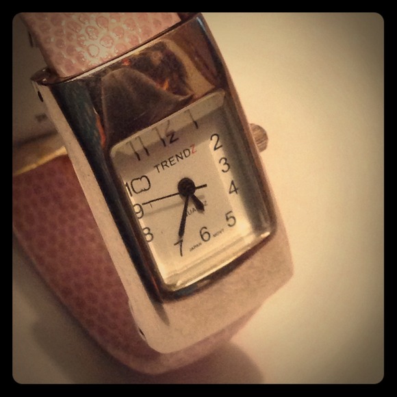 Trendz Pink Snakeskin Clasp on Wrist Watch - Picture 1 of 4