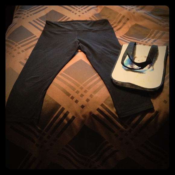 Black Lululemon wunder under crops -size 10