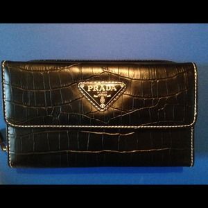 🎉price reduction🎉Used prada wallet