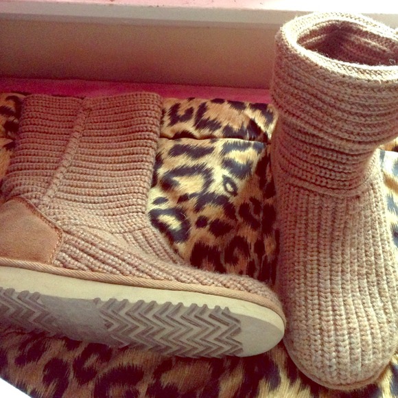 Tan knitted cardy uggs