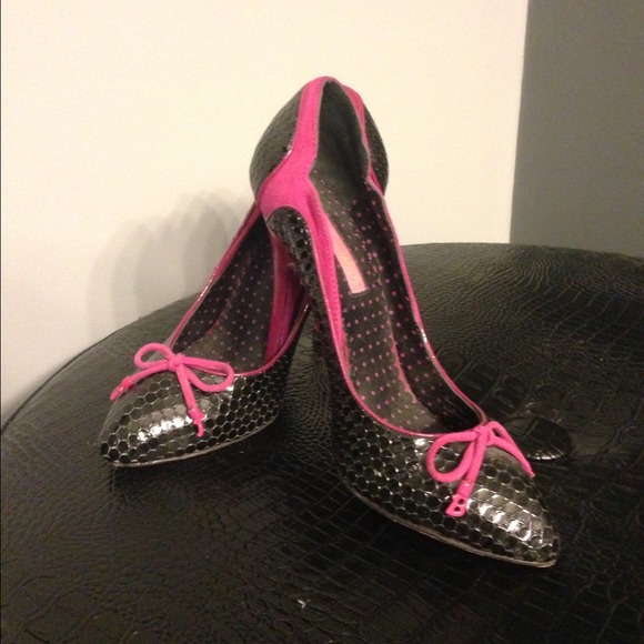 Betsy Johnson black leather stilettos w pink suede