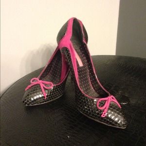 Betsy Johnson black leather stilettos w pink suede