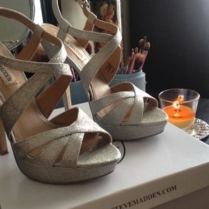 Authentic Steve Madden silver heels!! ✨
