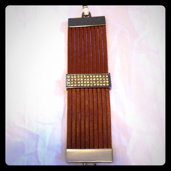 Hold! Swarovski and Leather Bracelet
