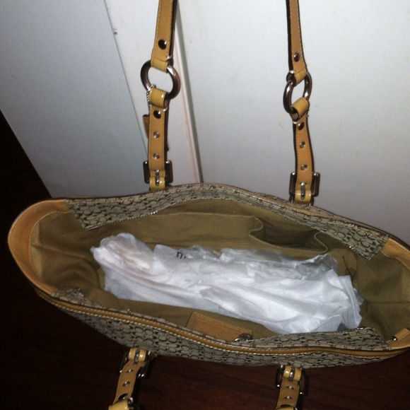 SOLD LOCALLY JESSICA M- Coach handbag - Picture 3 of 4