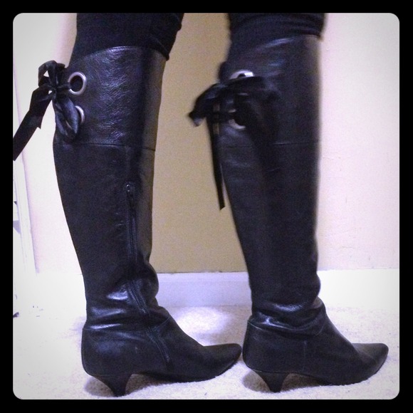 Cute black leather boots w bow!